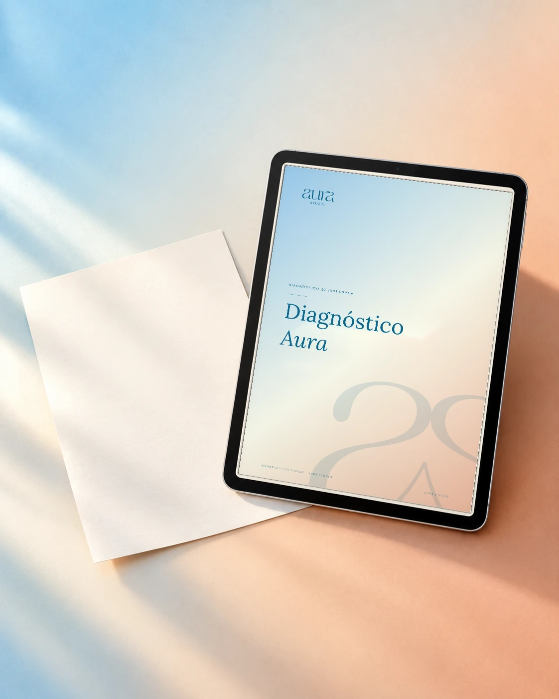Capa e página de notas do Diagnóstico Aura em um tablet, ao lado de uma página solta do PDF